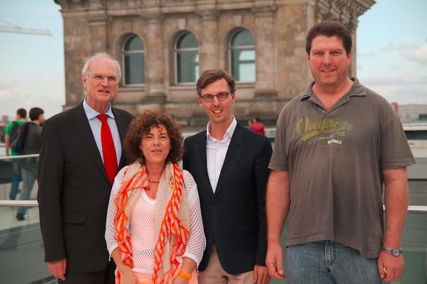 Auf dem Reichstagsgebäude - von links nach rechts: Lothar Binding, Annette Gärtner, Dr. Lars Castellucci, Werner Schmitt